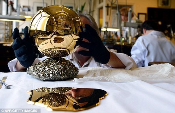 Quả Bóng Vàng 2012 được FIFA giao phó cho một tiệm vàng có 400 năm truyền thống tại Pháp phụ trách sản xuất. Và do anh em nhà Francois Mellerio - đời thứ 14 của gia đình, đảm nhiệm chế tác. Quả bóng làm bằng đồng, có mạ một lớp vàng bên ngoài và được giữ nguyên thiết kế từ năm 1956 cho đến nay.